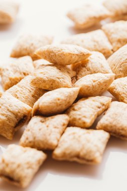 Mısır gevreği yastıklar üzerinde beyaz arka plan doldurarak çikolata ile