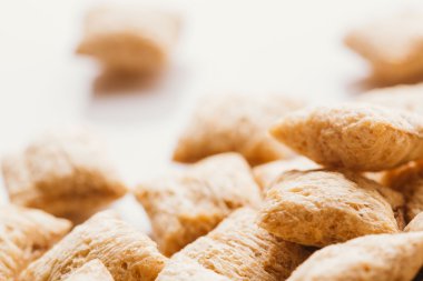 Mısır gevreği yastıklar üzerinde beyaz arka plan doldurarak çikolata ile