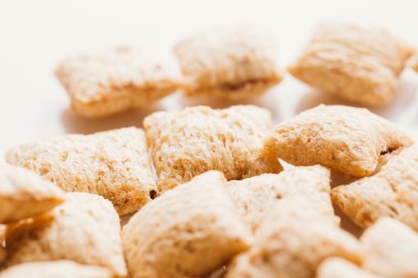 Mısır gevreği yastıklar üzerinde beyaz arka plan doldurarak çikolata ile