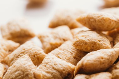 Mısır gevreği yastıklar üzerinde beyaz arka plan doldurarak çikolata ile