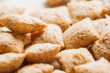 Mısır gevreği yastıklar üzerinde beyaz arka plan doldurarak çikolata ile