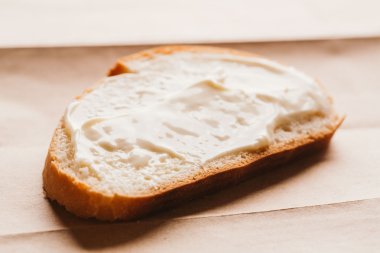 sandviç ile hafif kağıt üzerinde krem peynirli yakın çekim