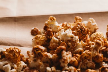 ışık kağıt üzerinde tatlı karamelli patlamış mısır yakın çekim