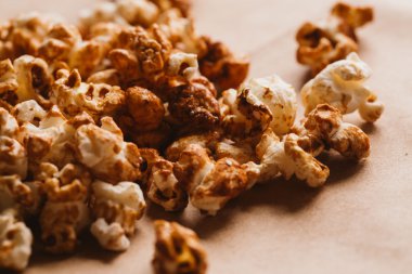 ışık kağıt üzerinde tatlı karamelli patlamış mısır yakın çekim