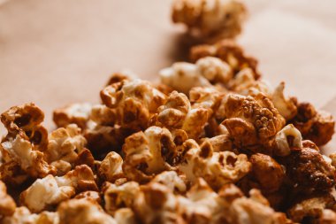 ışık kağıt üzerinde tatlı karamelli patlamış mısır yakın çekim