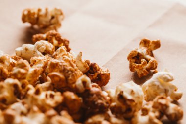 ışık kağıt üzerinde tatlı karamelli patlamış mısır yakın çekim