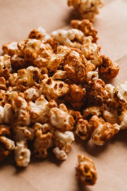 ışık kağıt üzerinde tatlı karamelli patlamış mısır yakın çekim