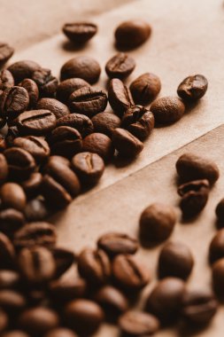 ışık kağıt üzerinde koyu kahve çekirdekleri yakın çekim