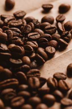 ışık kağıt üzerinde koyu kahve çekirdekleri yakın çekim
