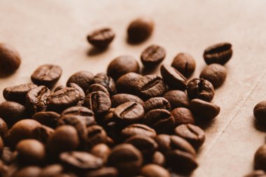 ışık kağıt üzerinde koyu kahve çekirdekleri yakın çekim