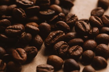 ışık kağıt üzerinde koyu kahve çekirdekleri yakın çekim