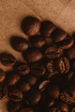ışık kağıt üzerinde koyu kahve çekirdekleri yakın çekim