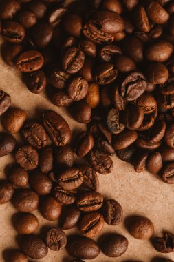 ışık kağıt üzerinde koyu kahve çekirdekleri yakın çekim