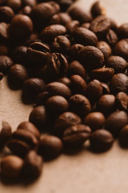 ışık kağıt üzerinde koyu kahve çekirdekleri yakın çekim
