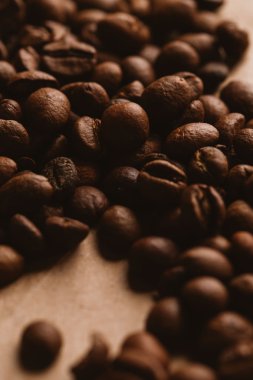 ışık kağıt üzerinde koyu kahve çekirdekleri yakın çekim
