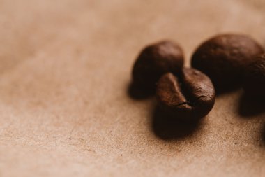 ışık kağıt üzerinde koyu kahve çekirdekleri yakın çekim