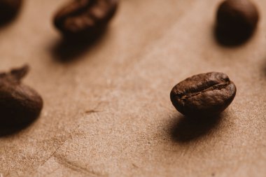 ışık kağıt üzerinde koyu kahve çekirdekleri yakın çekim