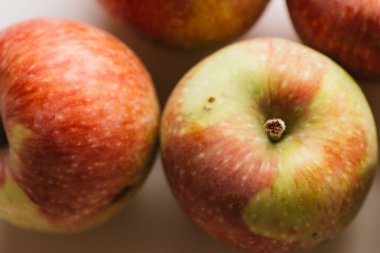 ışık beyaz zemin üzerine taze kırmızı elmalar