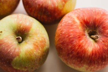 ışık beyaz zemin üzerine taze kırmızı elmalar