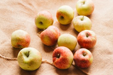 arka plan çuval bezi üzerinde birkaç taze kırmızı elma