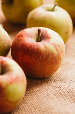 arka plan çuval bezi üzerinde birkaç taze kırmızı elma