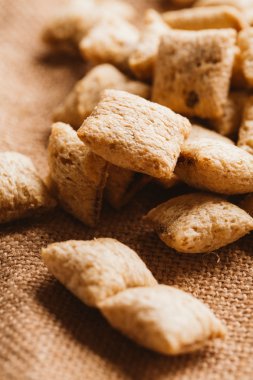 Mısır gevreği yastıklar üzerinde çul arka plan doldurarak çikolata ile