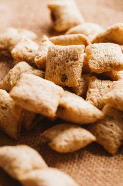 Mısır gevreği yastıklar üzerinde çul arka plan doldurarak çikolata ile