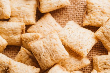 Mısır gevreği yastıklar üzerinde çul arka plan doldurarak çikolata ile