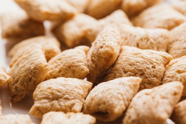 Mısır gevreği yastıklar üzerinde beyaz arka plan doldurarak çikolata ile