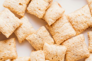 Mısır gevreği yastıklar üzerinde beyaz arka plan doldurarak çikolata ile