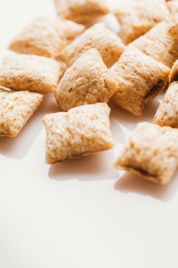 Mısır gevreği yastıklar üzerinde beyaz arka plan doldurarak çikolata ile