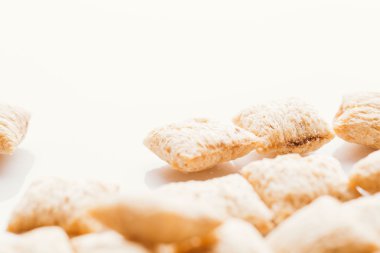 Mısır gevreği yastıklar üzerinde beyaz arka plan doldurarak çikolata ile