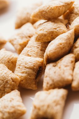 Mısır gevreği yastıklar üzerinde beyaz arka plan doldurarak çikolata ile