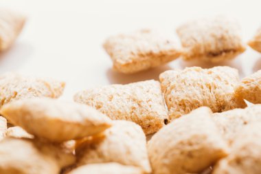 Mısır gevreği yastıklar üzerinde beyaz arka plan doldurarak çikolata ile