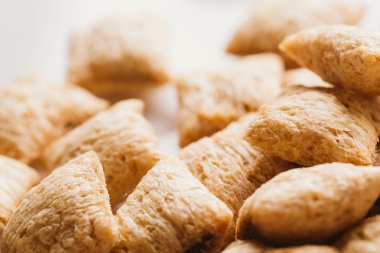 Mısır gevreği yastıklar üzerinde beyaz arka plan doldurarak çikolata ile