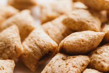 Mısır gevreği yastıklar üzerinde beyaz arka plan doldurarak çikolata ile