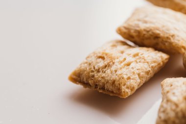 Mısır gevreği yastıklar üzerinde beyaz arka plan doldurarak çikolata ile