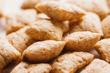 Mısır gevreği yastıklar üzerinde beyaz arka plan doldurarak çikolata ile