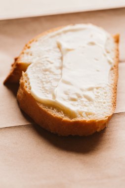 sandviç ile hafif kağıt üzerinde krem peynirli yakın çekim