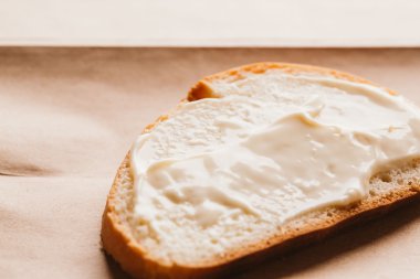 sandviç ile hafif kağıt üzerinde krem peynirli yakın çekim