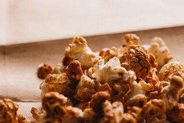 ışık kağıt üzerinde tatlı karamelli patlamış mısır yakın çekim