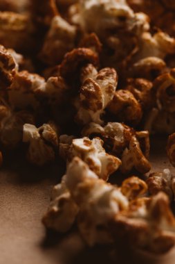 ışık kağıt üzerinde tatlı karamelli patlamış mısır yakın çekim