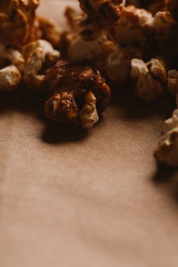 ışık kağıt üzerinde tatlı karamelli patlamış mısır yakın çekim
