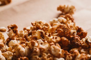 ışık kağıt üzerinde tatlı karamelli patlamış mısır yakın çekim