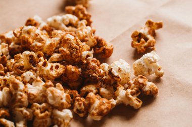 ışık kağıt üzerinde tatlı karamelli patlamış mısır yakın çekim