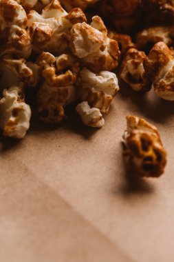 ışık kağıt üzerinde tatlı karamelli patlamış mısır yakın çekim