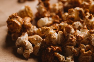 ışık kağıt üzerinde tatlı karamelli patlamış mısır yakın çekim