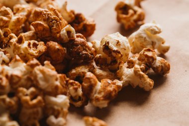 ışık kağıt üzerinde tatlı karamelli patlamış mısır yakın çekim