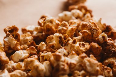 ışık kağıt üzerinde tatlı karamelli patlamış mısır yakın çekim