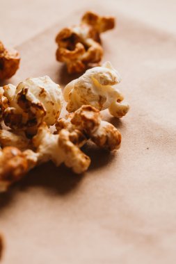 ışık kağıt üzerinde tatlı karamelli patlamış mısır yakın çekim